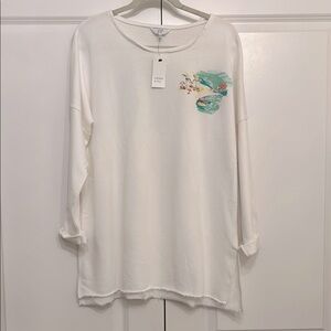 Crown & Ivy White Top with Beach Scene